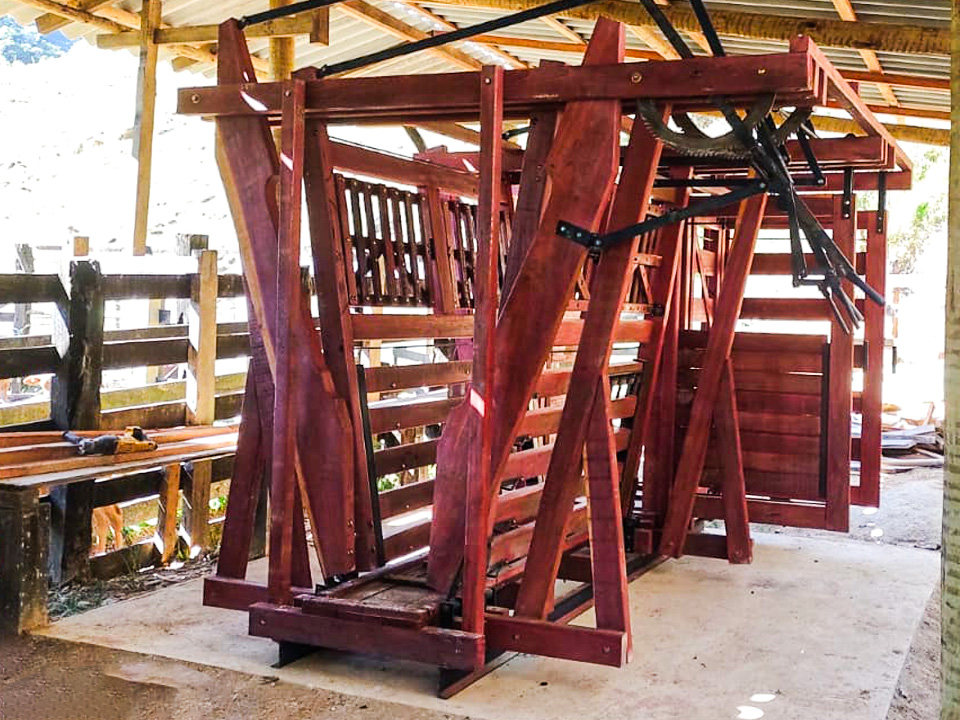 Tronco de Contenção Brete Compacto
(Sistema Catraca)